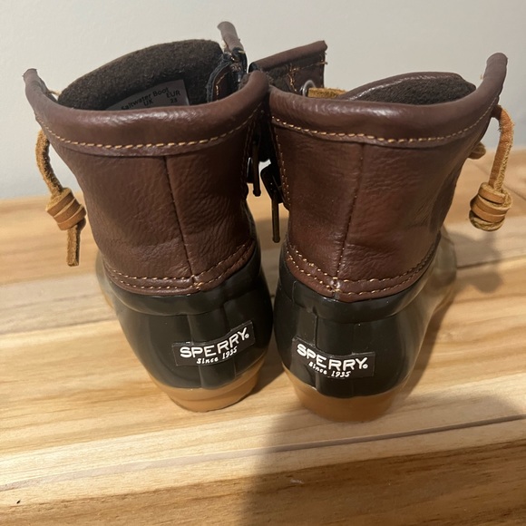 Sperry Saltwater Duck Boot. brown with brown toe with side-zip. Size 7 - Picture 3 of 4